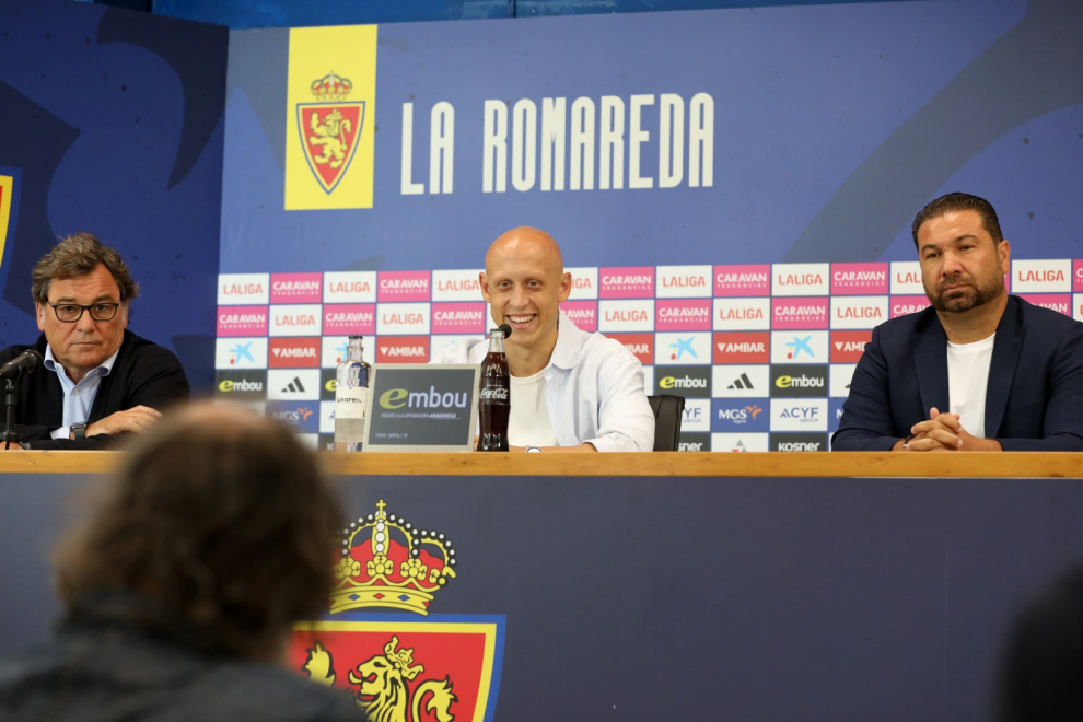 Presentación de Víctor Mollejo, nuevo jugador del Real Zaragoza, con Raúl Sanllehí y Juan Carlos Cordero