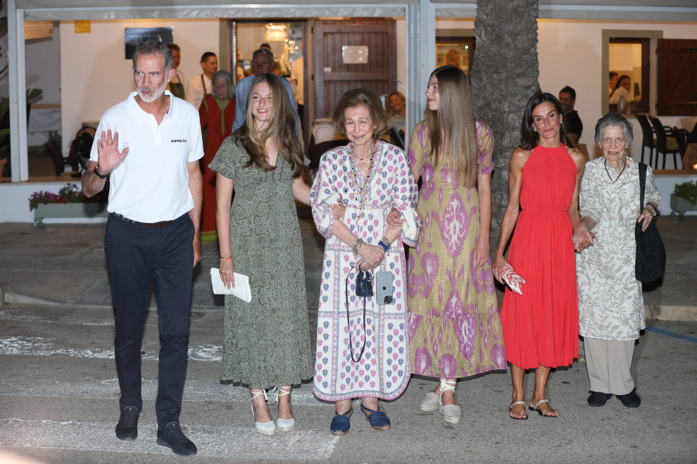 Los reyes y sus hijas cenan con la reina Sofía en un restaurante de Palma