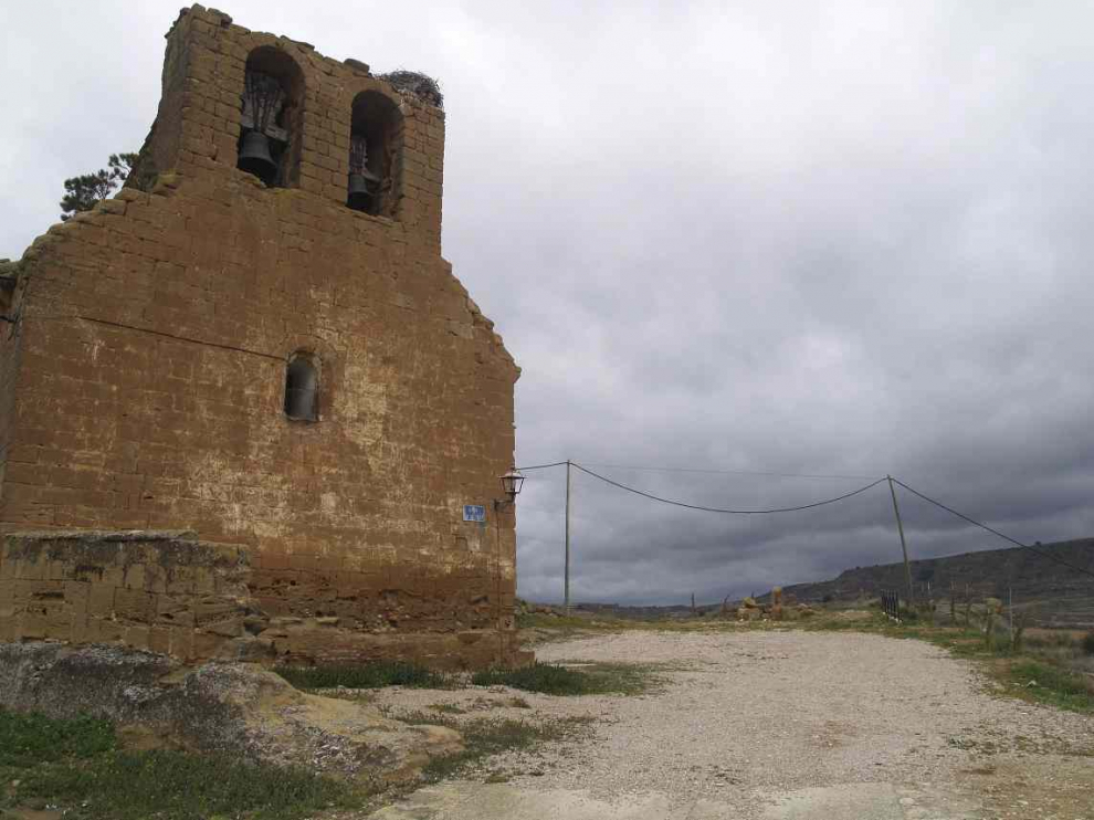 Terreno acondicionado con gravilla junto a la iglesia de Fraella