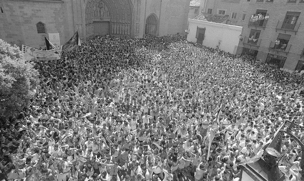 A reventar. En 1997 la plaza del Ayuntamiento de Huesca estaba llena de gente.