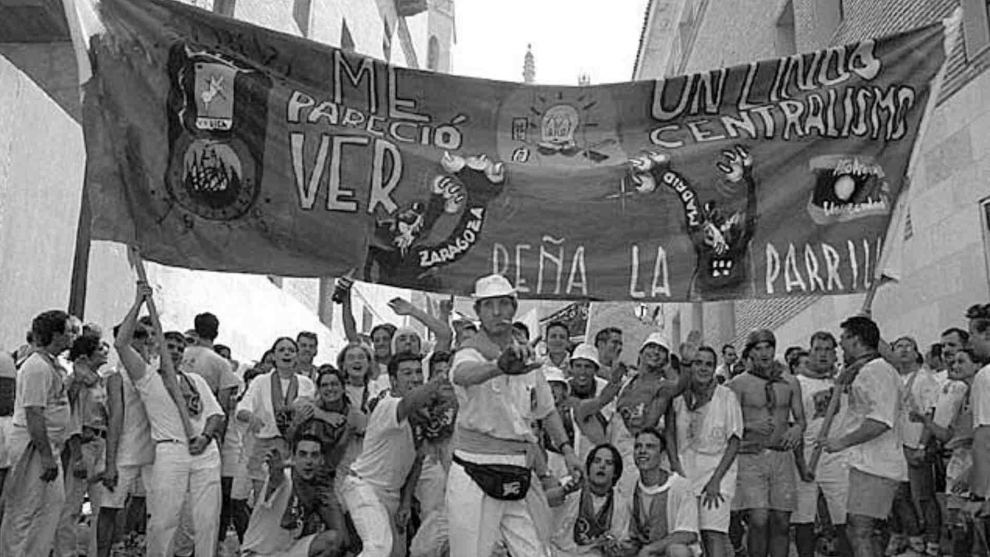Las peñas, protagonistas de las Fiestas de San Lorenzo. En una imagen de 1998