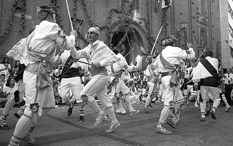 Imagen de los danzantes de Huesca en los 90