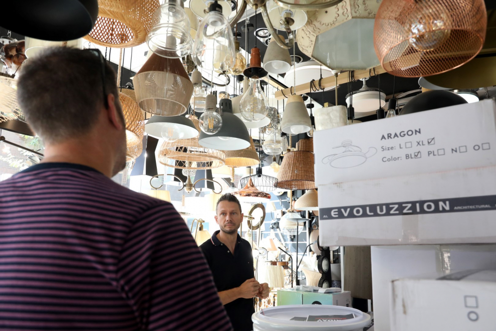 Ventiladores de techo en una tienda de Zaragoza.