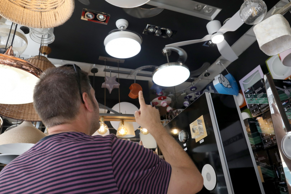 Ventiladores de techo en una tienda de Zaragoza.
