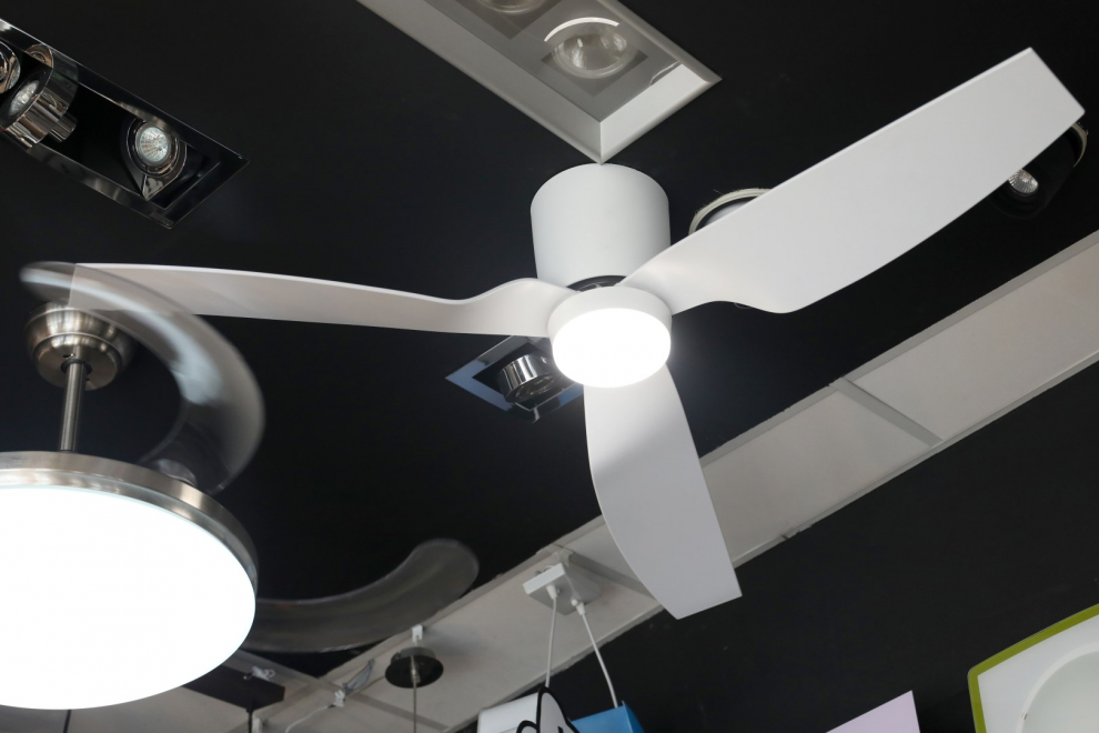 Ventiladores de techo en una tienda de Zaragoza.