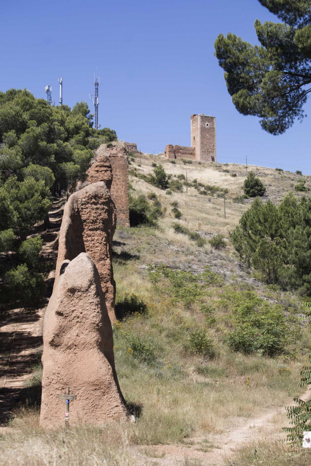 Muralla del recinto defensivo de Daroca con la torre del Castillo Mayor al fondo