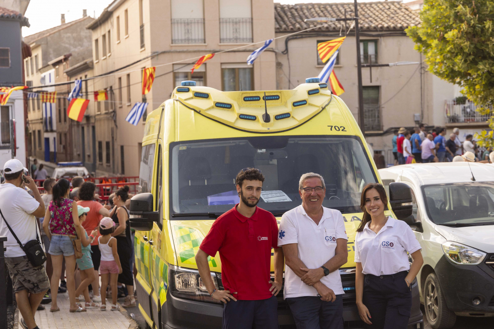 Jesús, Irene y Diego frente a la ambulancia