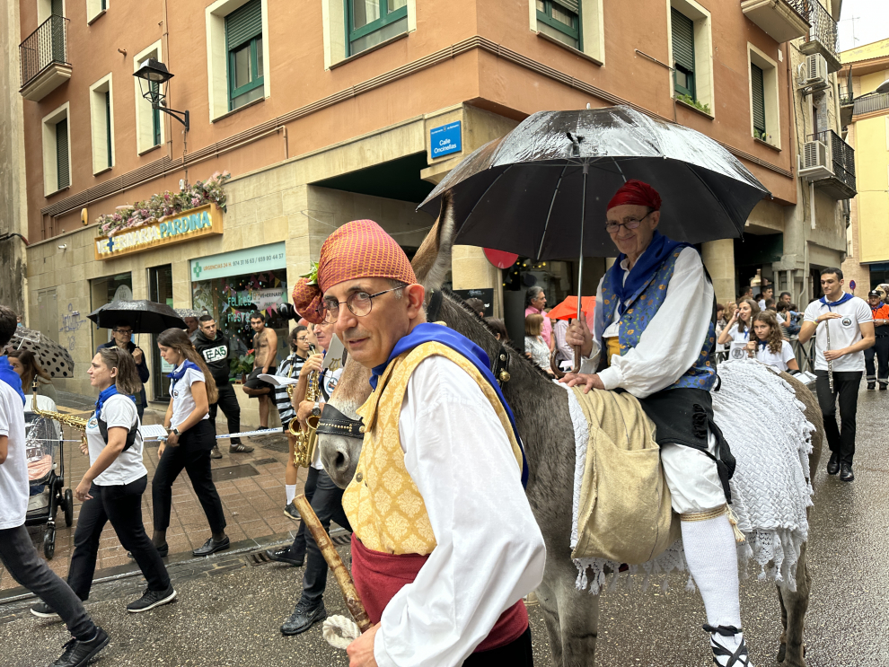 Las fiestas mayores de Barbastro comienzan con la vistosa y emblemática Cabalgata del Pregón.