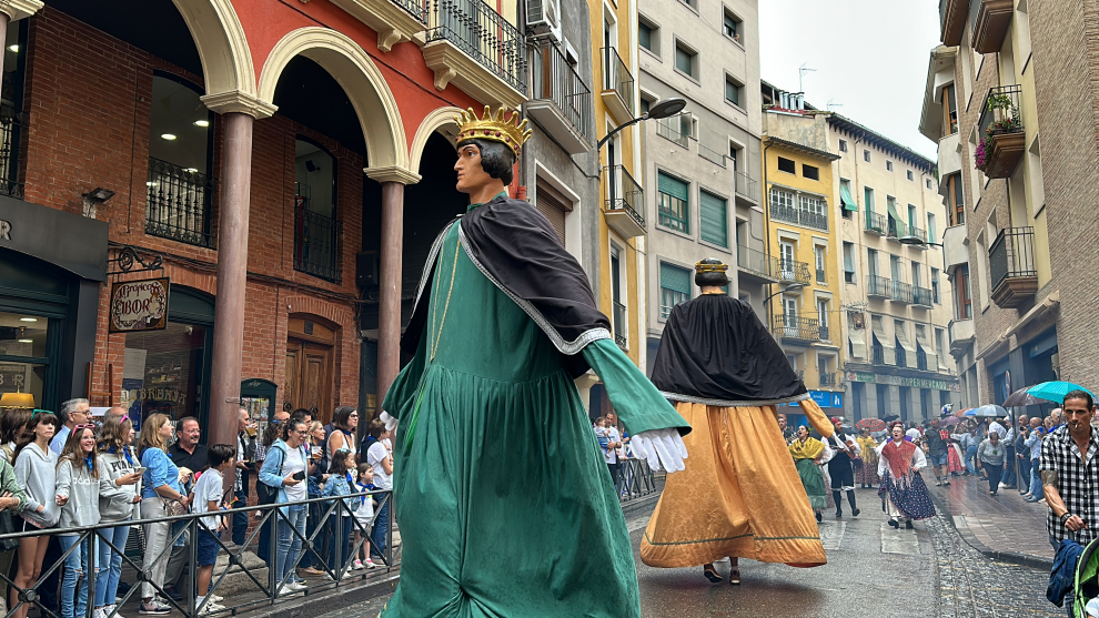 Las fiestas mayores de Barbastro comienzan con la vistosa y emblemática Cabalgata del Pregón.