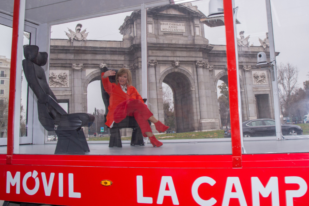 María Teresa Campos recorre las calles de la capital en un camión llamado La Campos móvil, en Madrid.