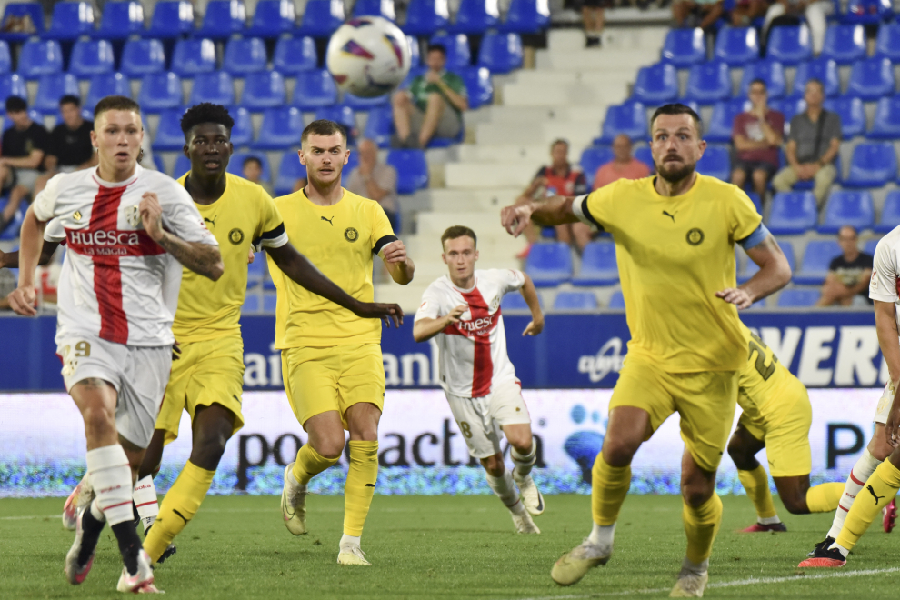 Los goles de Manu Rico, Hugo Vallejo y Rafa Tresaco dieron la victoria a la SD Huesca (3-0).