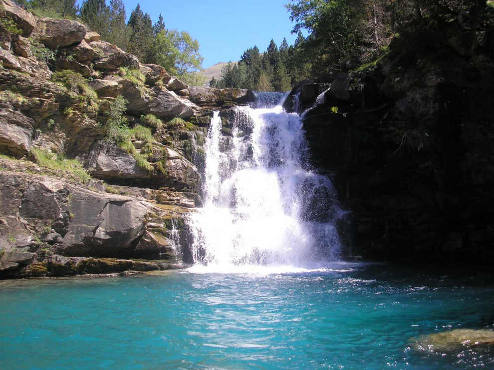 Agua turquesa en las bellas Gradas de Soaso