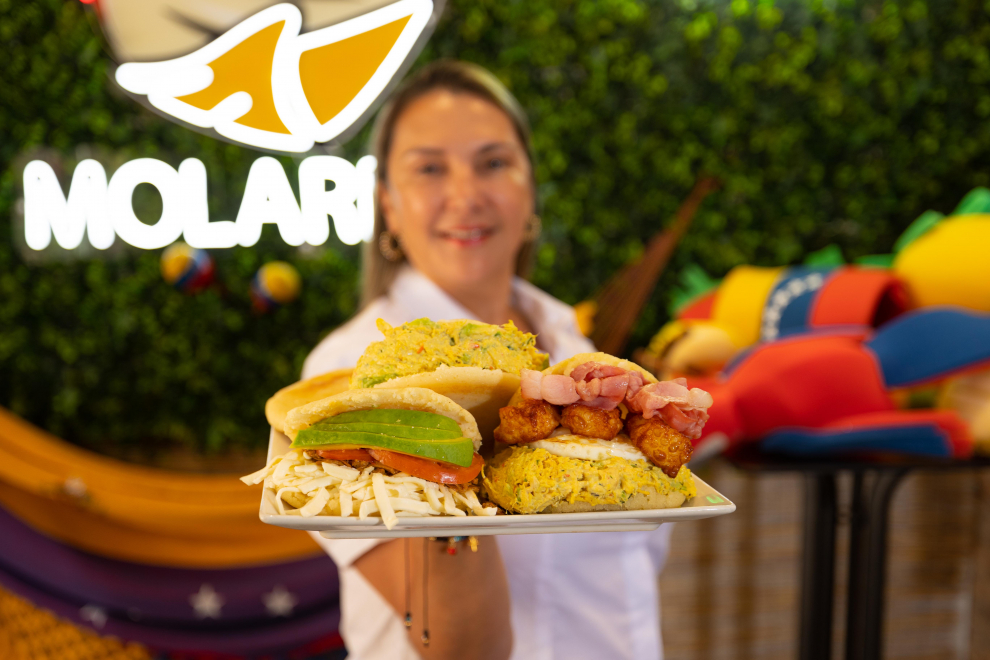 Maryori Urdaneta con varias arepas de la carta.
