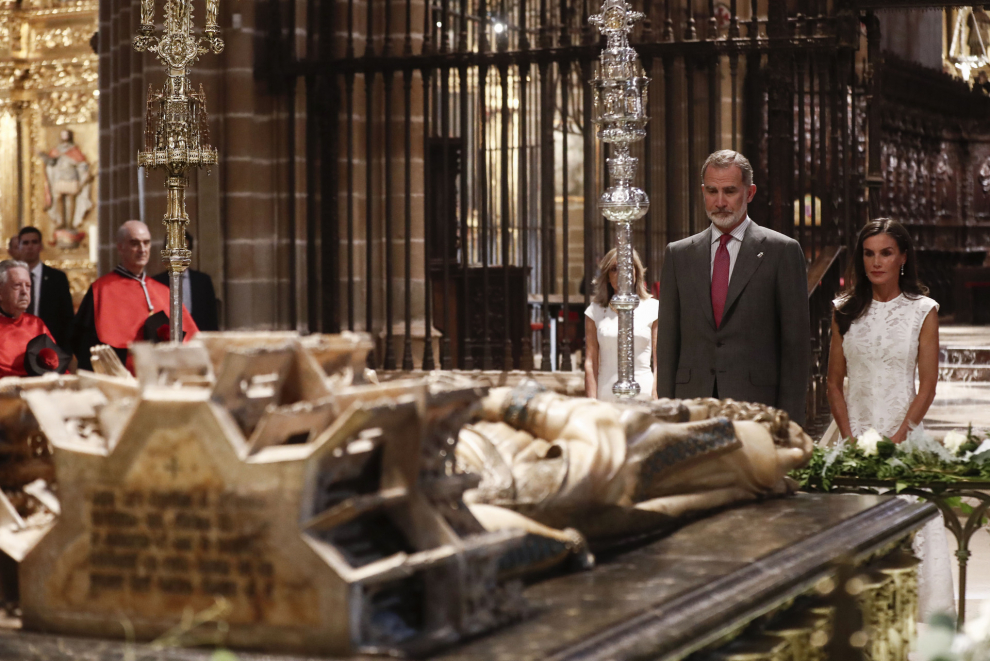 Los reyes Felipe y Letizia visitan el Mausoleo Real de Carlos III y Leonor de Trastámara, de la catedral de Pamplona.