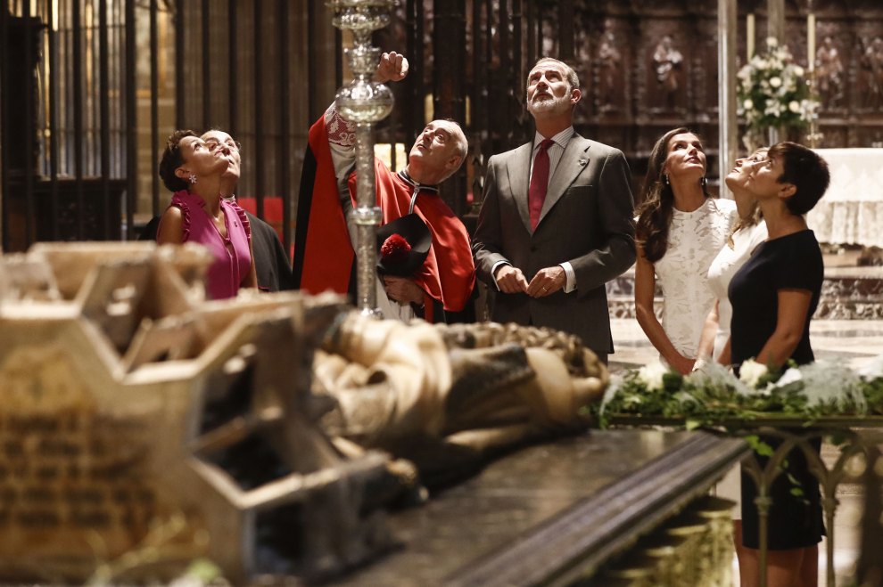Los reyes Felipe y Letizia visitan el Mausoleo Real de Carlos III y Leonor de Trastámara, de la catedral de Pamplona.