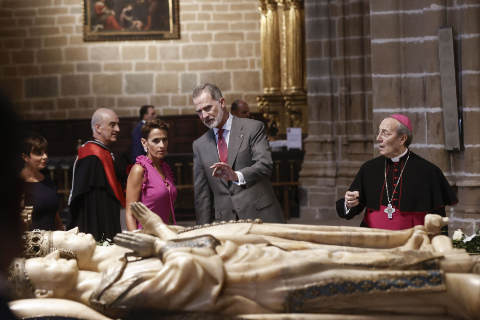 El rey Felipe conversa con la presidenta de Navarra, María Chivite, durante su visita a la catedral de Pamplona.