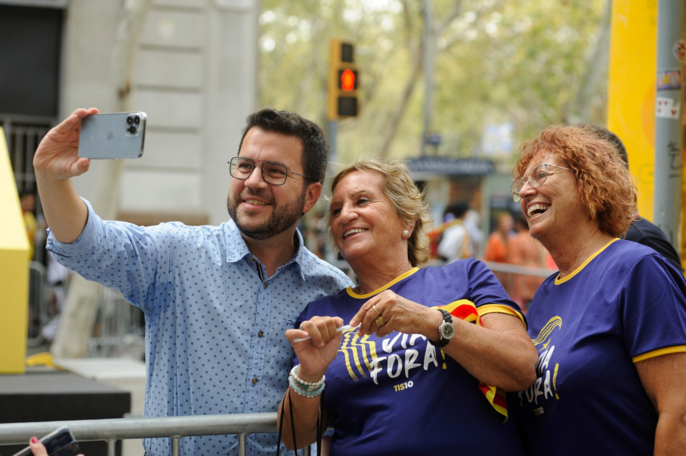El presidente de la Generalitat de Catalunya, Pere Aragonès, se toma una fotografía con dos mujeres durante un acto de ERC, con motivo de la Diada.
