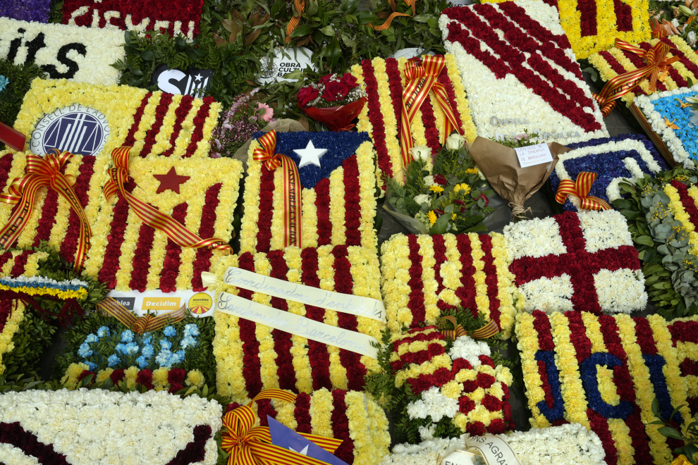 Aspecto del monumento a Rafael Casanovas tras las ofrendas florales realizadas por multitud de partidos políticos, entidades y asociaciones.