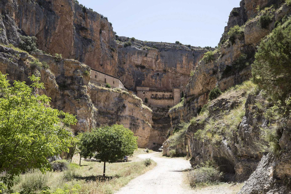 El Santuario Nuestra Señora de la Virgen de Jaraba, en un escarpe sobre las paredes del Barranco de la Hoz Seca