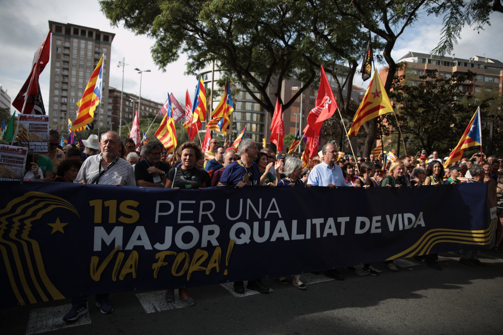 Varias personas con una pancarta durante la manifestación convocada por la ACN con motivo de la Diada 2023.