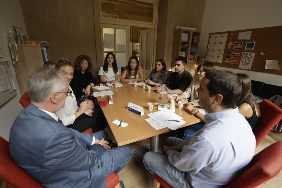 Pilar Alegría participa en el encuentro informal entre ministros de la UE y alumnos del IES Miguel Catalán