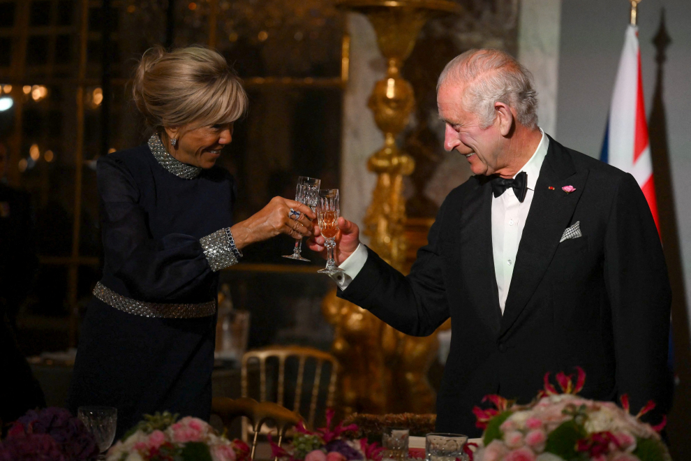 French President Emmanuel Macron, his wife Brigitte Macron, Britain's King Charles and Queen Camilla arrive for a state dinner at the Chateau de Versailles (Versailles Palace) in Versailles, near Paris, on the first day of their State visit to France, September 20, 2023. REUTERS/Benoit Tessier BRITAIN-ROYALS/FRANCE