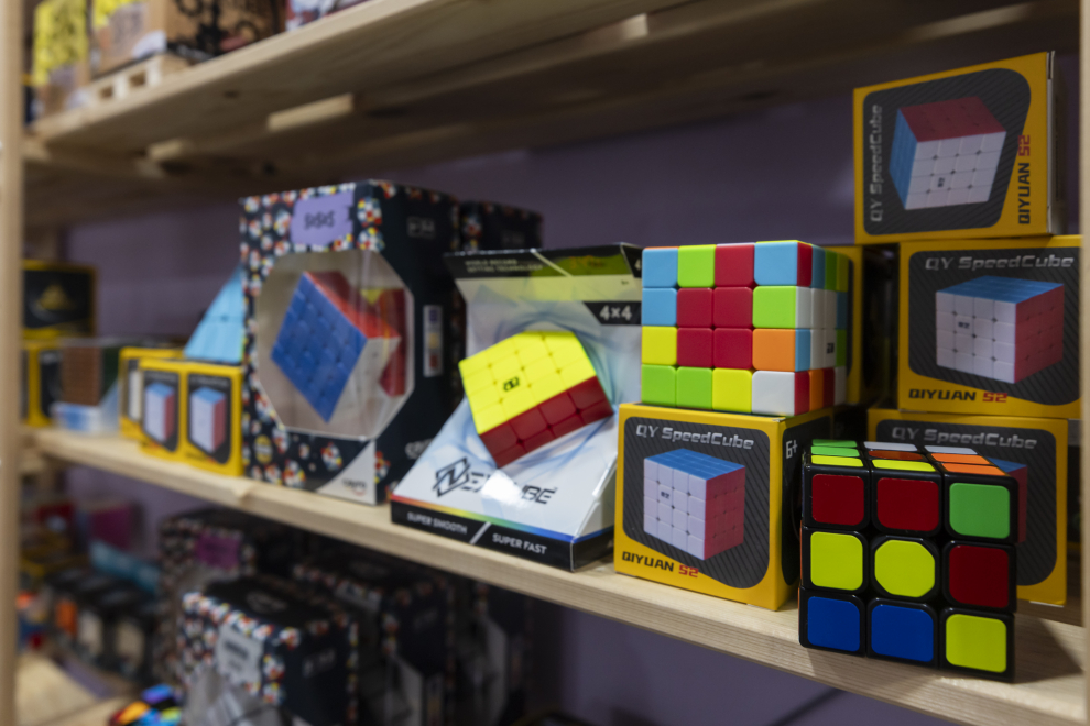 Algunos de los modelos de cubos de su catálogo.