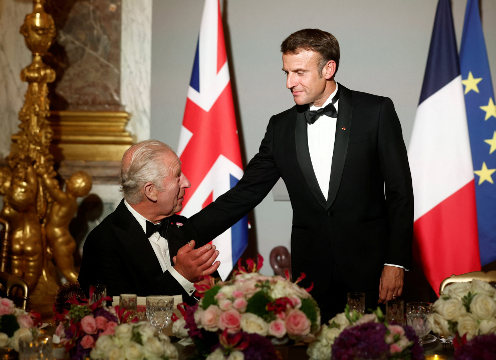 Versailles (France), 20/09/2023.- French President Emmanuel Macron (R) and Britain's King Charles III drink after toasting during a state dinner in the Hall of Mirrors at the Palace of Versailles, in Versailles, near Paris, France, 20 September 2023, on the first day of a state visit to the country. The British royal couple's three-day state visit was initially planned for March 2023 and postponed due to widespread demonstrations in France against the government's pension reforms. (Francia, Reino Unido) EFE/EPA/BENOIT TESSIER / POOL MAXPPP OUT
 FRANCE BRITAIN ROYALTY