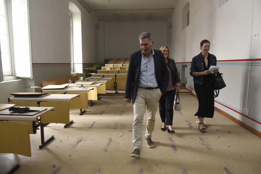 Después de 15 años sin uso, el ala izquierda de la antigua Residencia de Niños de Huesca, donde se ubicará Medicina y Enfemería, está muy degradada.