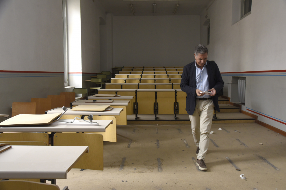 Después de 15 años sin uso, el ala izquierda de la antigua Residencia de Niños de Huesca, donde se ubicará Medicina y Enfemería, está muy degradada.