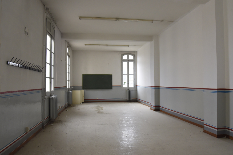 Después de 15 años sin uso, el ala izquierda de la antigua Residencia de Niños de Huesca, donde se ubicará Medicina y Enfemería, está muy degradada.
