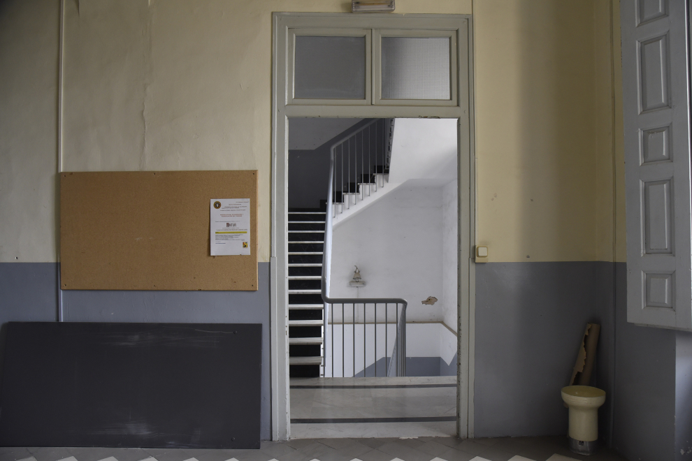 Después de 15 años sin uso, el ala izquierda de la antigua Residencia de Niños de Huesca, donde se ubicará Medicina y Enfemería, está muy degradada.