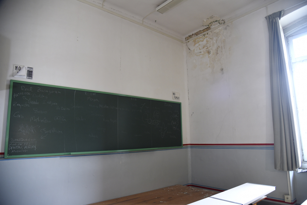 Después de 15 años sin uso, el ala izquierda de la antigua Residencia de Niños de Huesca, donde se ubicará Medicina y Enfemería, está muy degradada.