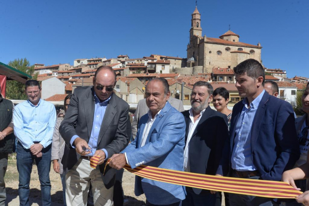 Puestos de artesanía, más de 60 mulos, una exposición de antiguos aperos de labranza y de tractores de diferentes épocas son algunos de los atractivos.