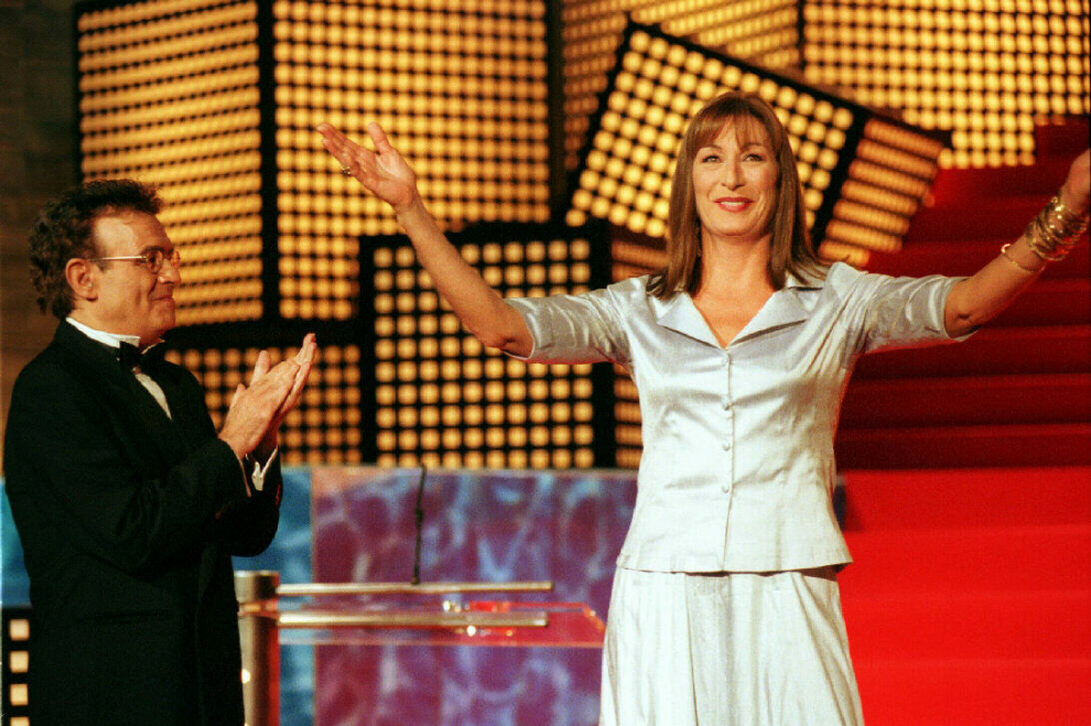 Moix aplaude a la actriz Anjelica Houston en el Festiva del San Sebastián de 1999.