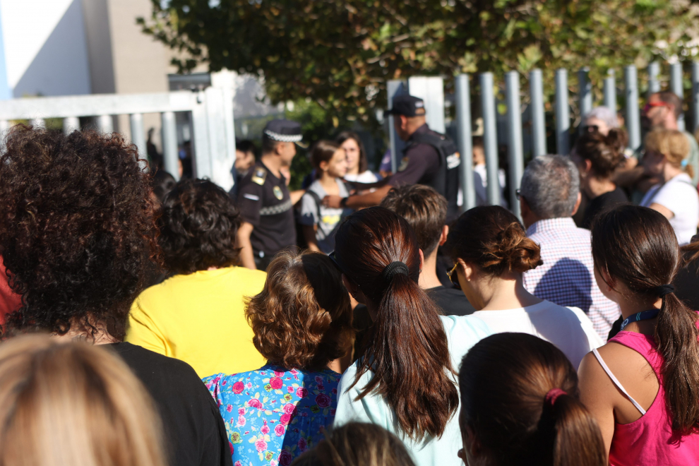 Desalojo del instituto Elena García Armada, en Jerez, tras el ataque de un alumno