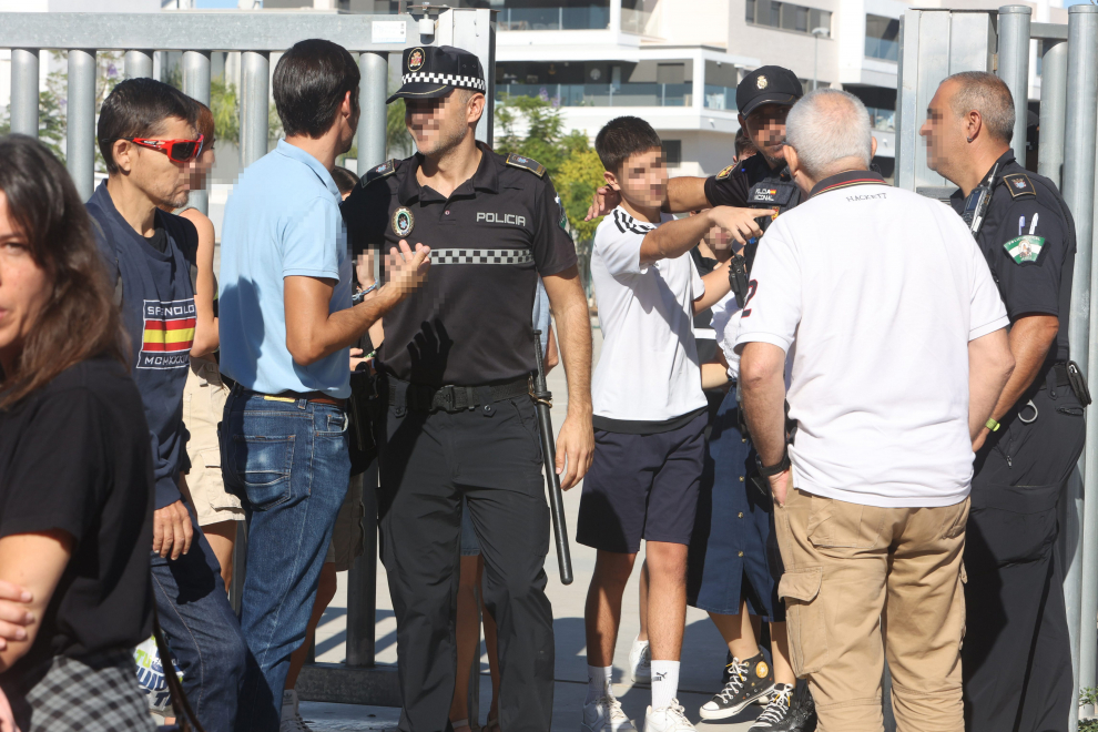 Desalojo del instituto Elena García Armada, en Jerez, tras el ataque de un alumno