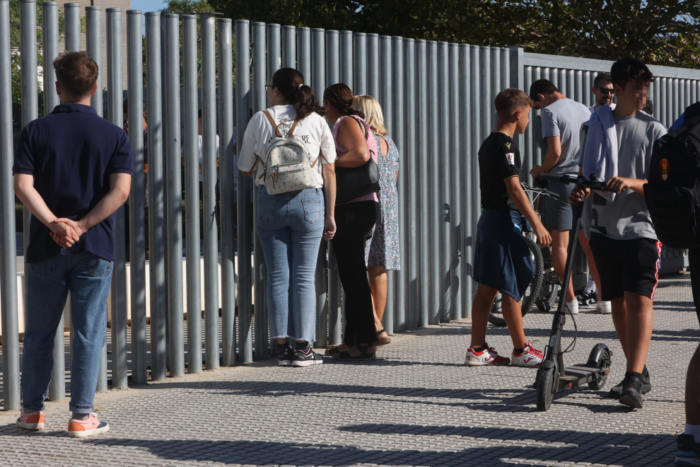 Desalojo del instituto Elena García Armada, en Jerez, tras el ataque de un alumno