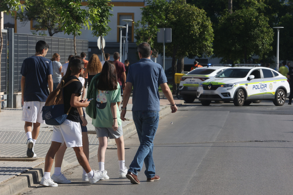 Desalojo del instituto Elena García Armada, en Jerez, tras el ataque de un alumno