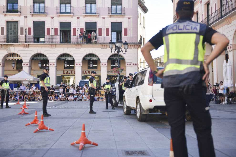 Exhibición de las diferentes unidades de la Policía Nacional en la plaza López Allué de Huesca.