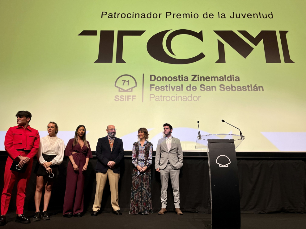Javier Macipe, director de 'La estrella azul', recibe el premio que otorga el Jurado de la Juventud, compuesto por 150 espectadores de entre 18 y 25 años de edad.