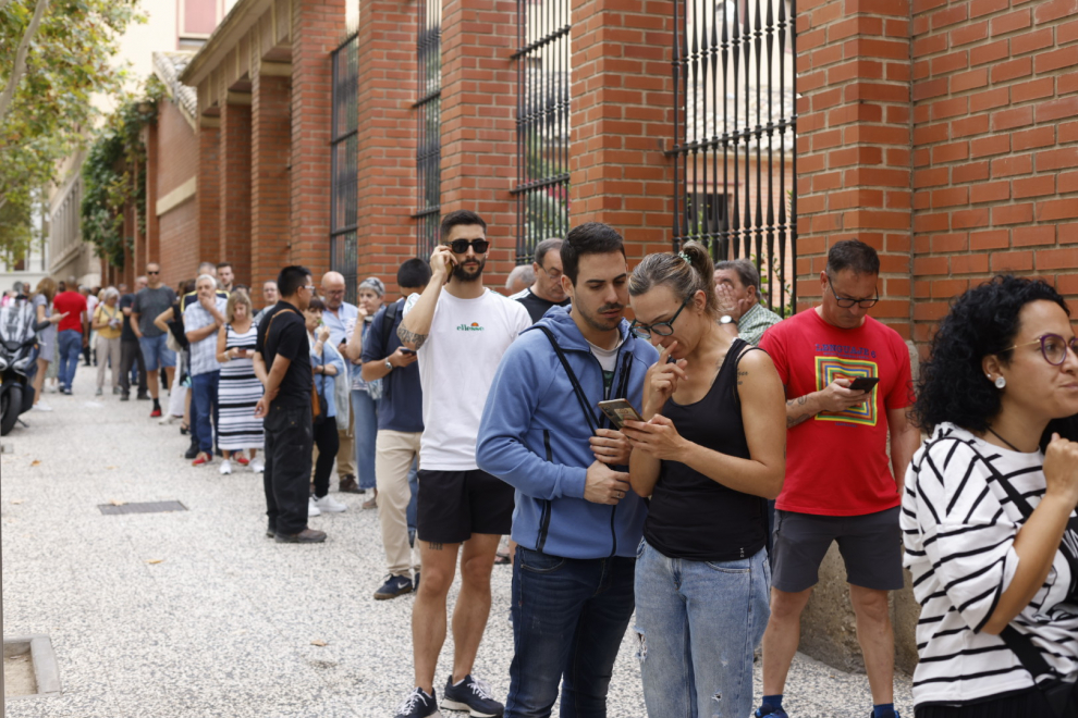Colas para comprar entradas para la feria taurina del Pilar 2023