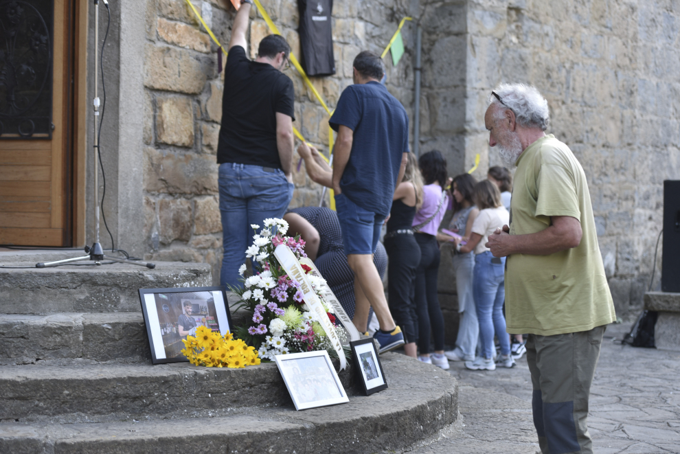 Concentración en Boltaña por la muerte violenta de Fernando Urbez Sarrablo.