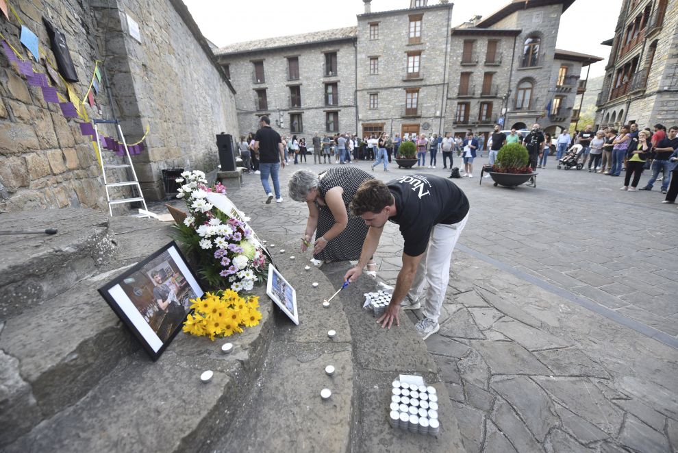 Concentración en Boltaña por la muerte violenta de Fernando Urbez Sarrablo.