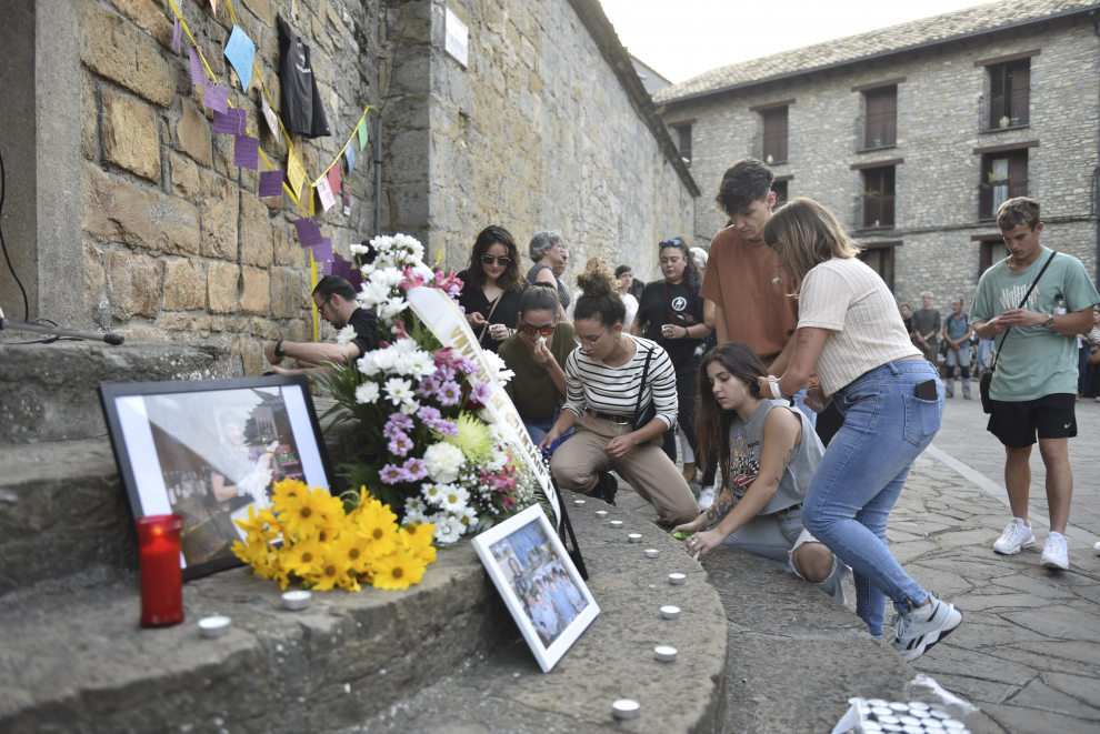 Concentración en Boltaña por la muerte violenta de Fernando Urbez Sarrablo.