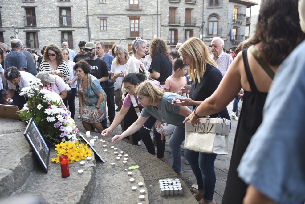 Concentración en Boltaña por la muerte violenta de Fernando Urbez Sarrablo.