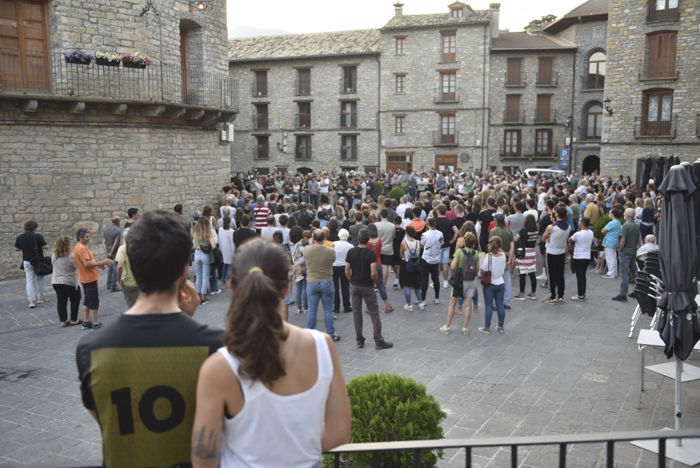 Concentración en Boltaña por la muerte violenta de Fernando Urbez Sarrablo.