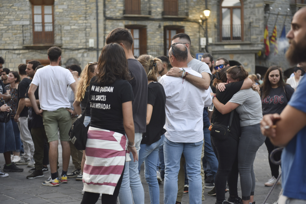 Concentración en Boltaña por la muerte violenta de Fernando Urbez Sarrablo.
