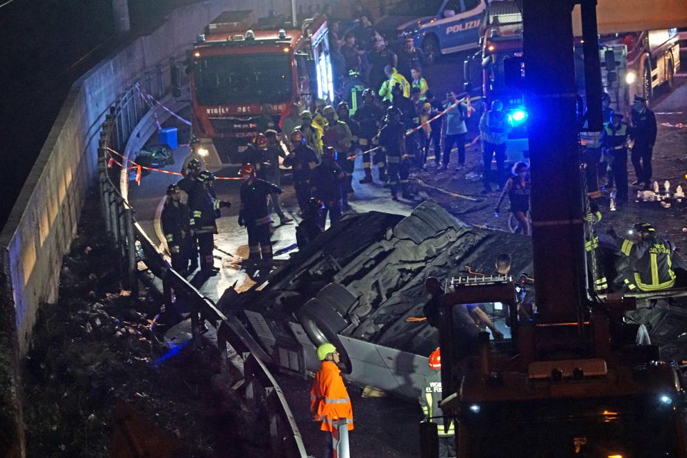 Mestre (Italy), 03/10/2023.- The wreckage of a passenger bus fell from an overpass ending up on railway tracks in Mestre, near Venice, Italy, late 03 October 2023 (issued 04 October 2023). At least 21 people died in the accident and 15 others were injured. (Italia, Niza, Venecia) EFE/EPA/ANDREA MEROLA
 ITALY ACCIDENT