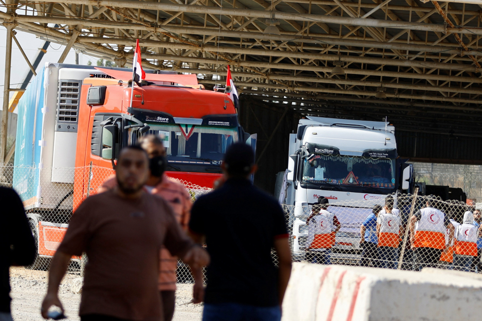 Fotos Los Camiones Que Transportan Ayuda Humanitaria Cruzan El Paso Fronterizo De Rafah Entre 0342